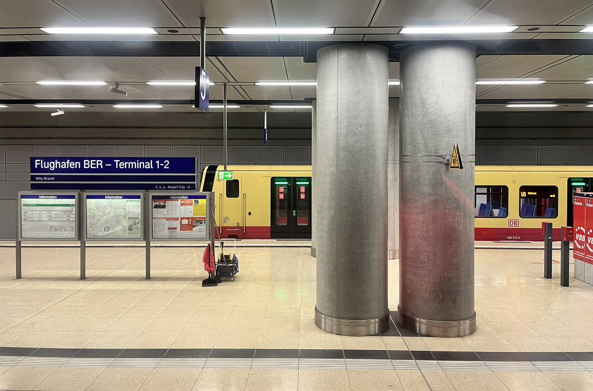 Ersatzbus's tweet photo. Ein Fahrzeug der Baureihe 483/484 der S-Bahn Berlin GmbH steht als S-Bahnlinie S45 im Bahnhof Flughafen BER Terminal 1-2 bereit, um kurz darauf zum anderen Endbahnhof nach Südkreuz zu fahren. 

#Flughafen #Bahnhof #Bahnsteig #SBahnBerlin #S45 #Südkreuz #BR483 #BR484 https://t.co/aRrrkYHYhE