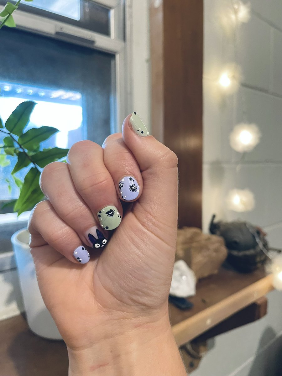 kaiarainy's tweet photo. My cousin gave me the cutest ghibli nails yesterday 🥺🥺 https://t.co/vDFdZiPWYK