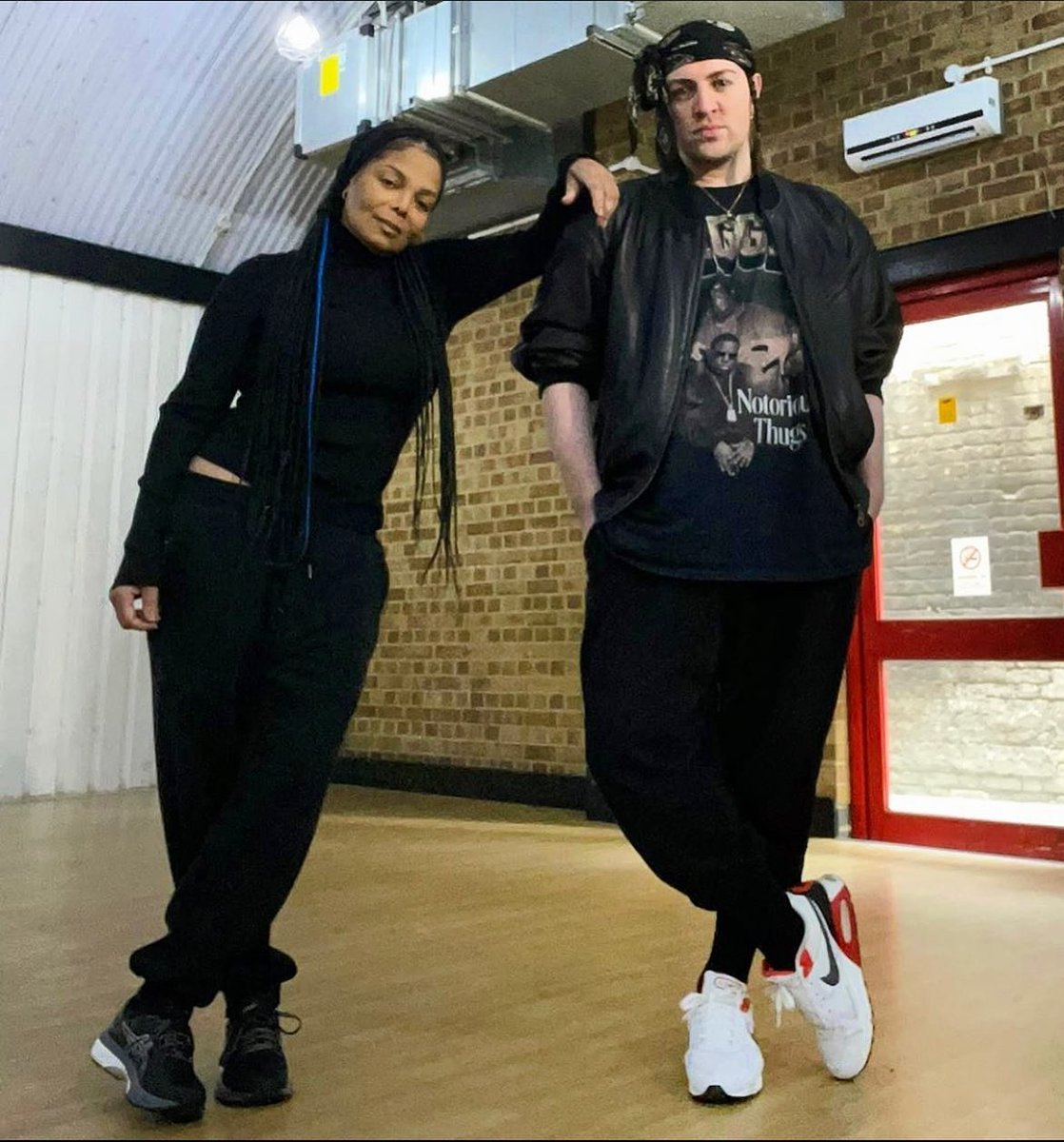 JANETbrsite's tweet photo. Janet Jackson just shared a new picture on a dance studio with choreographer Dean Anthony Lee. WE'RE READY, DAMITA!

🇧🇷 Janet acabou de compartilhar uma nova foto em um estúdio de dança com seu coreógrafo. ESTAMOS PRONTOS, MAMI! https://t.co/DQt7ntNMBQ