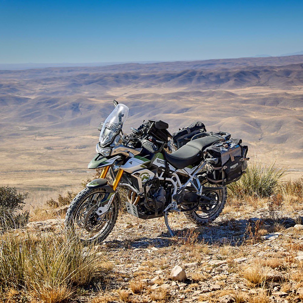 upshift_online's tweet photo. The New Mexico BDR serving up some long views. Featured in Issue 67.
✏️📸 Olivier de Vaulx
Issue 67: https://t.co/y7oshCZ1iP
#nmbdr #newmexico #dualsportadv #triumphmotorcycles #ridemore #upshift_online https://t.co/xmtYmGFAtG