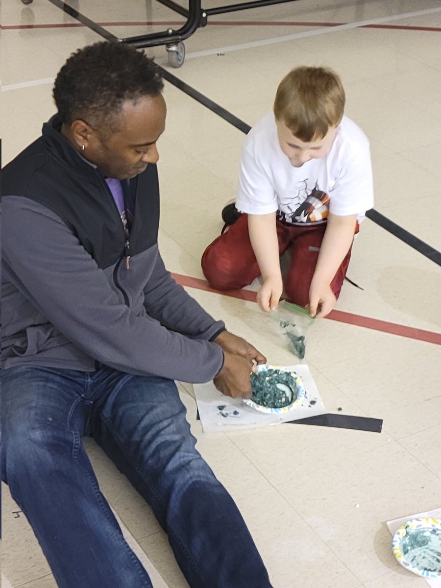 MsDawnJones08's tweet photo. We reached for the stars on this snow day... crafts, asteroid hungry hippos game, space yoga and moon sand filled our galaxy...
@3TrailsTigers @fairmountgrit @Cassell_Park @Sugar_CreekISD 
@ISDKidsSafari https://t.co/UVzJUXmaE1