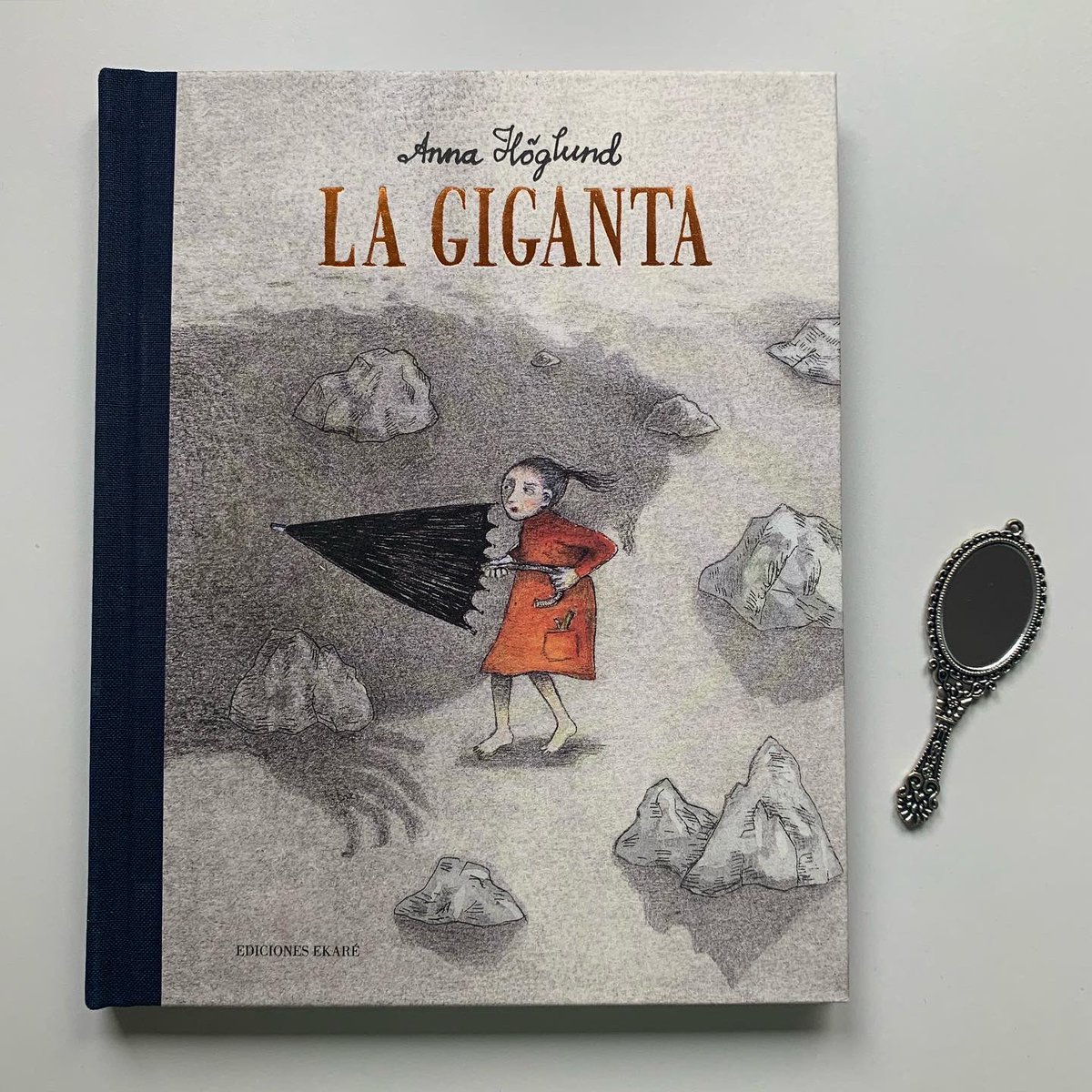 nuevemanrique's tweet photo. “Hay cuentos que se cuentan y cuentos que se leen” (Rosa Tabernero). 
Érase una vez una profesora de Literatura infantil que me enseñó a disfrutar de la palabra. En Huesca también aprendí que los libros infantiles se leen con las manos. (1/4) #puedenyquierenleersolos https://t.co/qMHCoHoumq