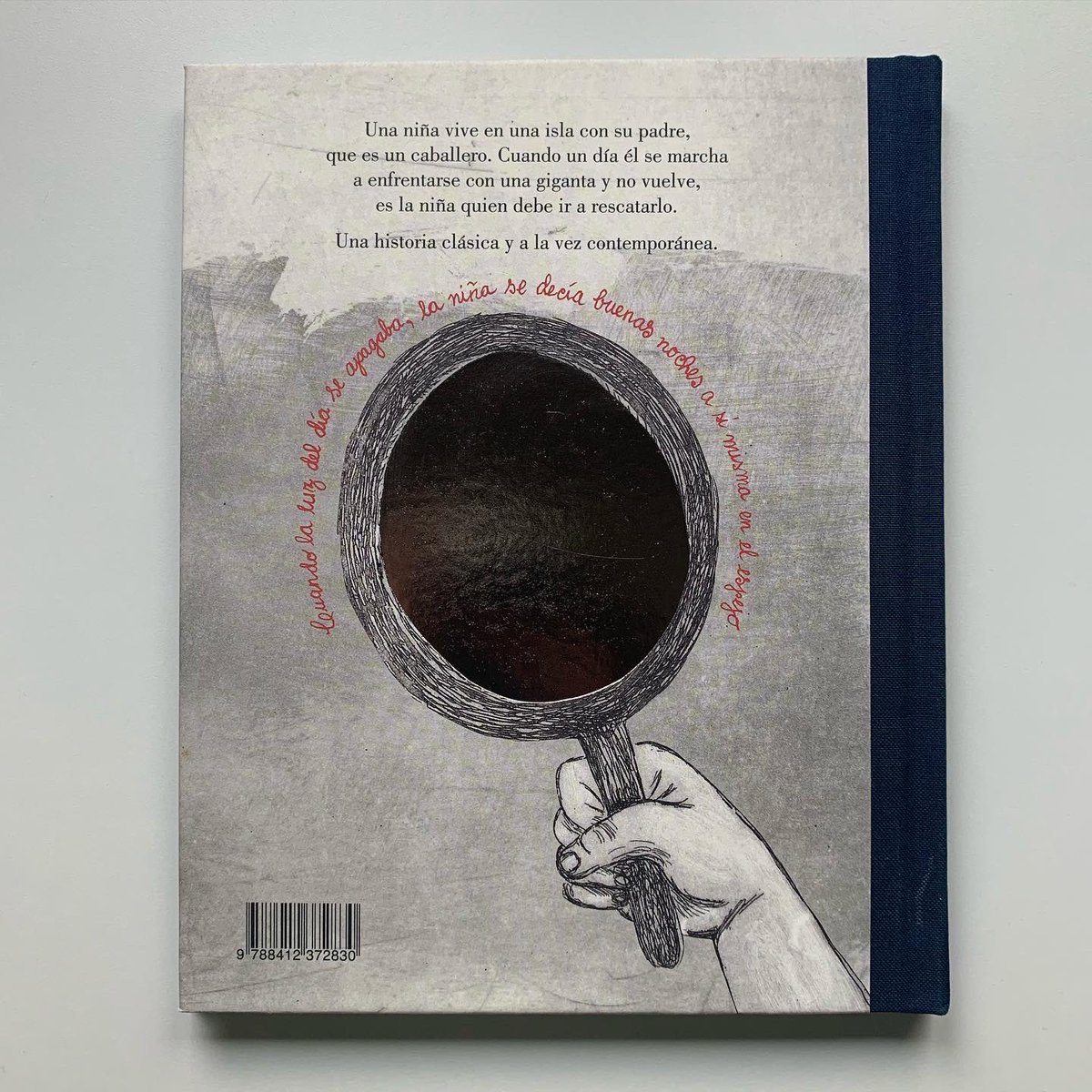 nuevemanrique's tweet photo. “Hay cuentos que se cuentan y cuentos que se leen” (Rosa Tabernero). 
Érase una vez una profesora de Literatura infantil que me enseñó a disfrutar de la palabra. En Huesca también aprendí que los libros infantiles se leen con las manos. (1/4) #puedenyquierenleersolos https://t.co/qMHCoHoumq