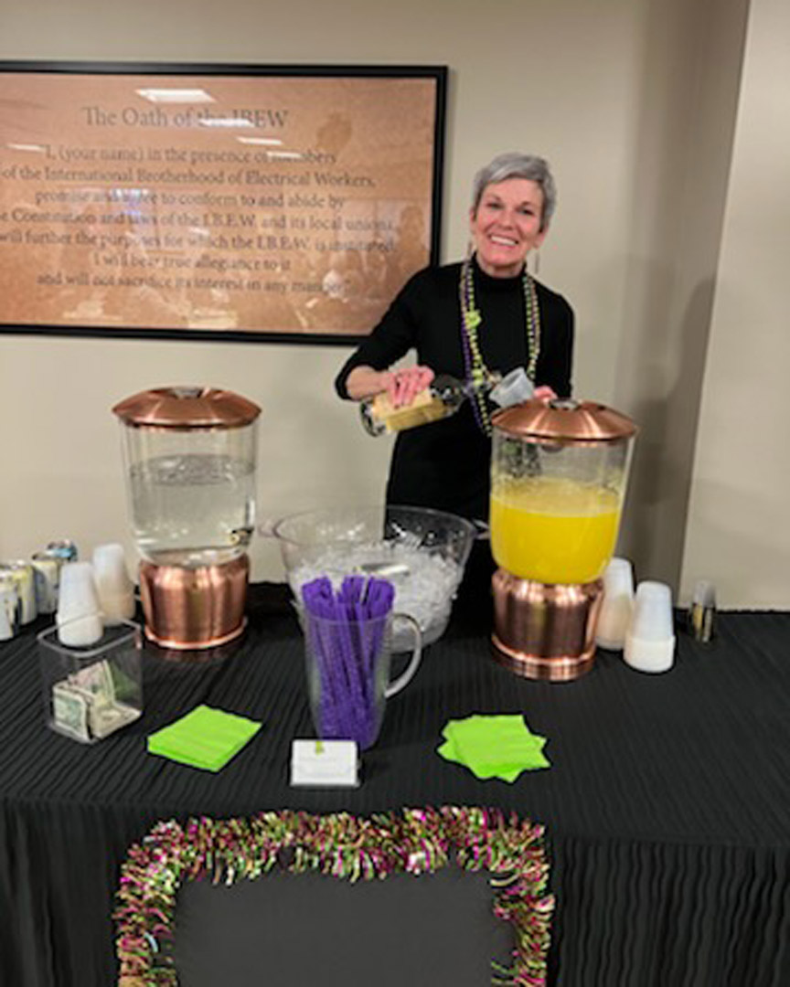 It’s Friday, time to drink! Isn’t our lovely Dona just the smilingest bartender you ever did see? 

#TGIF #forkyeah #blackplatecatering #indianapoliscaterers