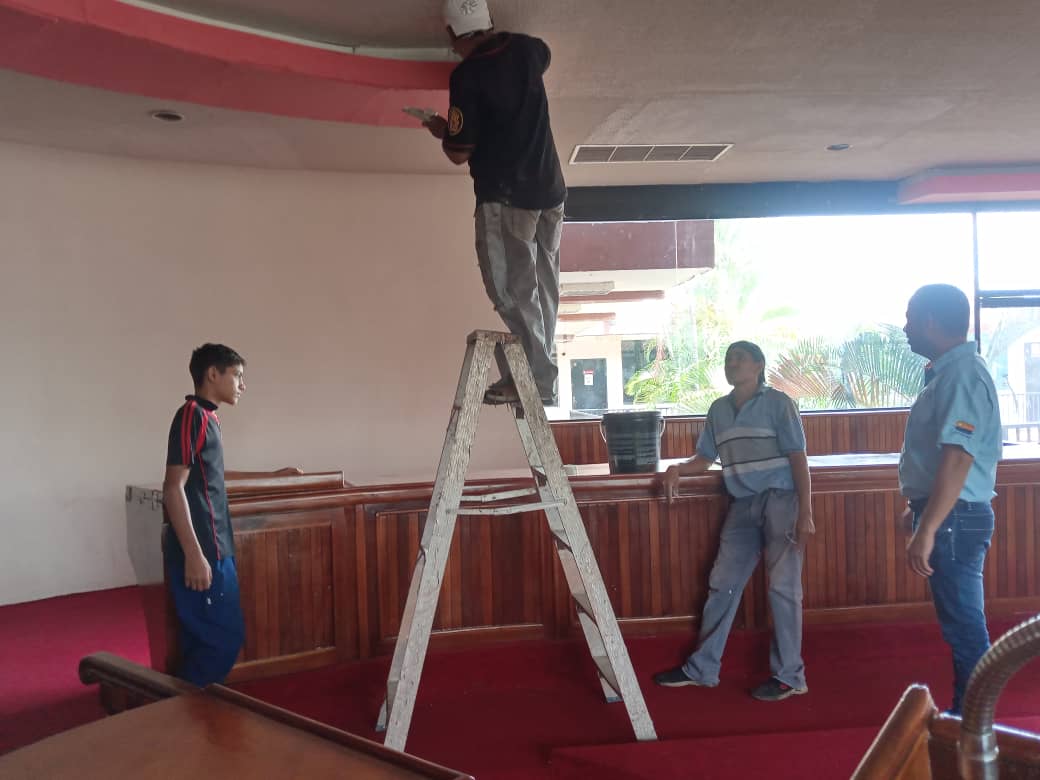 El Salón de Sesiones fue uno de los espacios más afectados, el techo estaba completamente lleno de huecos, dónde se filtraba el agua de las tuberías de los aires acondicionados. Por ello causaba mal aspecto al recinto, y se tenían que colocar envases para no inundar el salón.