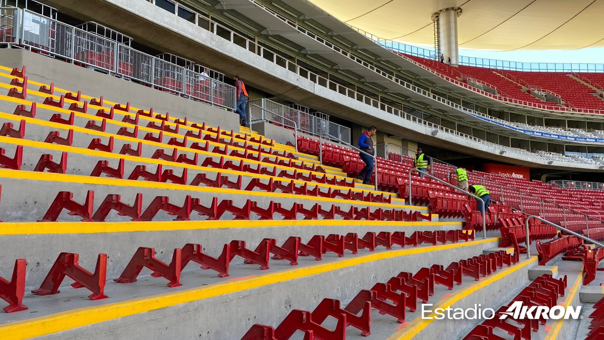 EstadioAKRON's tweet photo. 🏟 Trabajamos en la cabecera sur del Estadio AKRON, para recibir a los niños de @FJorgeVergara y Fundación @TeletonMexico, en el #ClásicoSinColores. 🤍 😃 https://t.co/gB2pOWRH8j