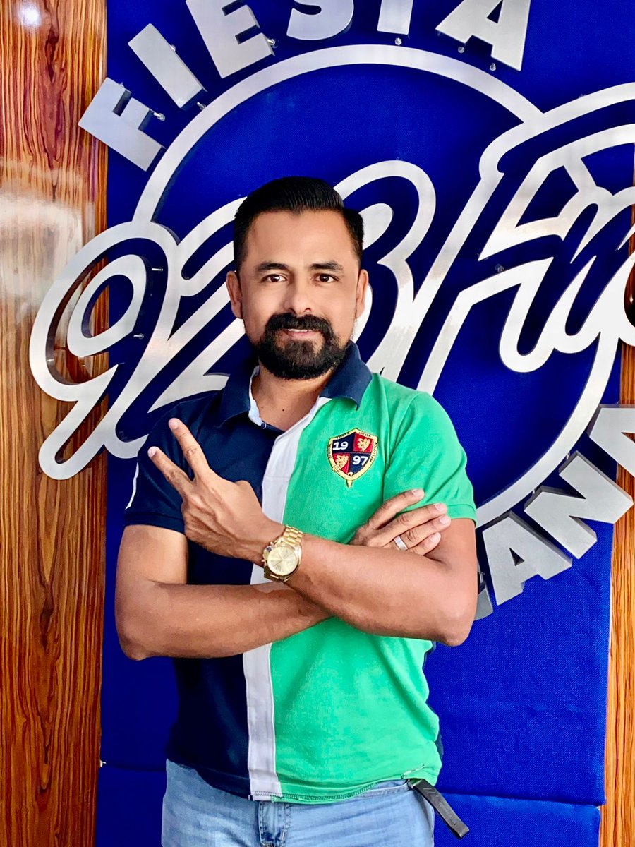 FiestaMex923's tweet photo. Al aire Adrián López "el negrito" con #LasComplaFiestas  Comunícate al WhatsApp de cabina y pide tu rola favorita : 33 32 00 00 80 

#FiestaMexicana #FiestaMex #SiempreTeAcompaña https://t.co/wqvcnmHsHc
