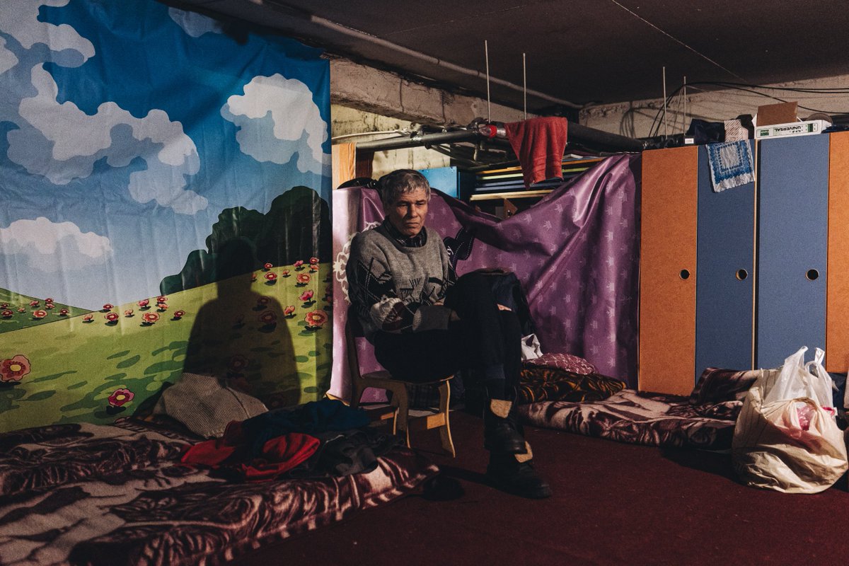 Evacuación de Irpin (#Ucrania), algunos no lo lograron, murieron en el camino. Otros llegaron a un centro de desplazados y viven en un búnker. #Ukraine