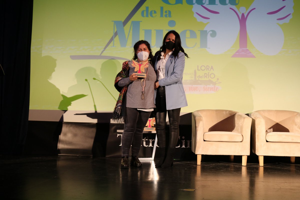 ✅ I Gala de la Mujer de #loradelrio: reconocimiento al movimiento asociativo femenino a la 'Asociación Creer es Crear', recogió el premio la presidenta, Ana María Domenech, y entregó el mismo la concejal <a href="/MarisolDiazfun2/">Marisol Diaz funes</a> 
#LdResIgualdad