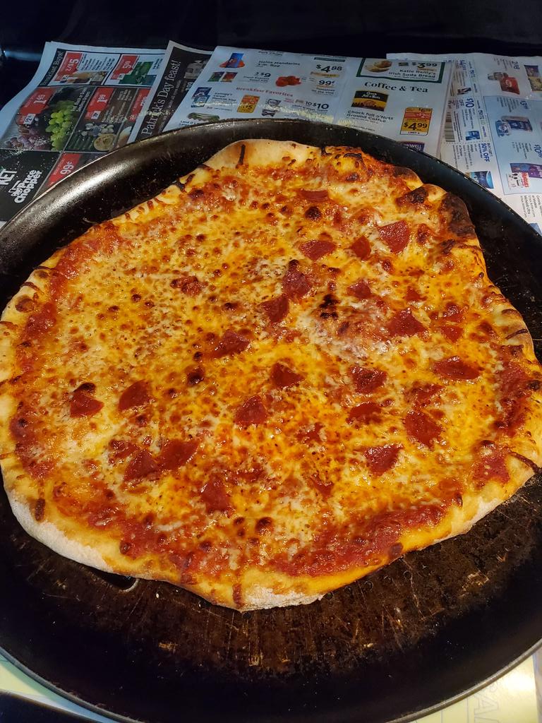 chip_tashjian's tweet photo. Chicken bacon ranch and pepperoni n cheese. #notdelivery #homemade #pizza #oopslent https://t.co/5x1VDgGNRt