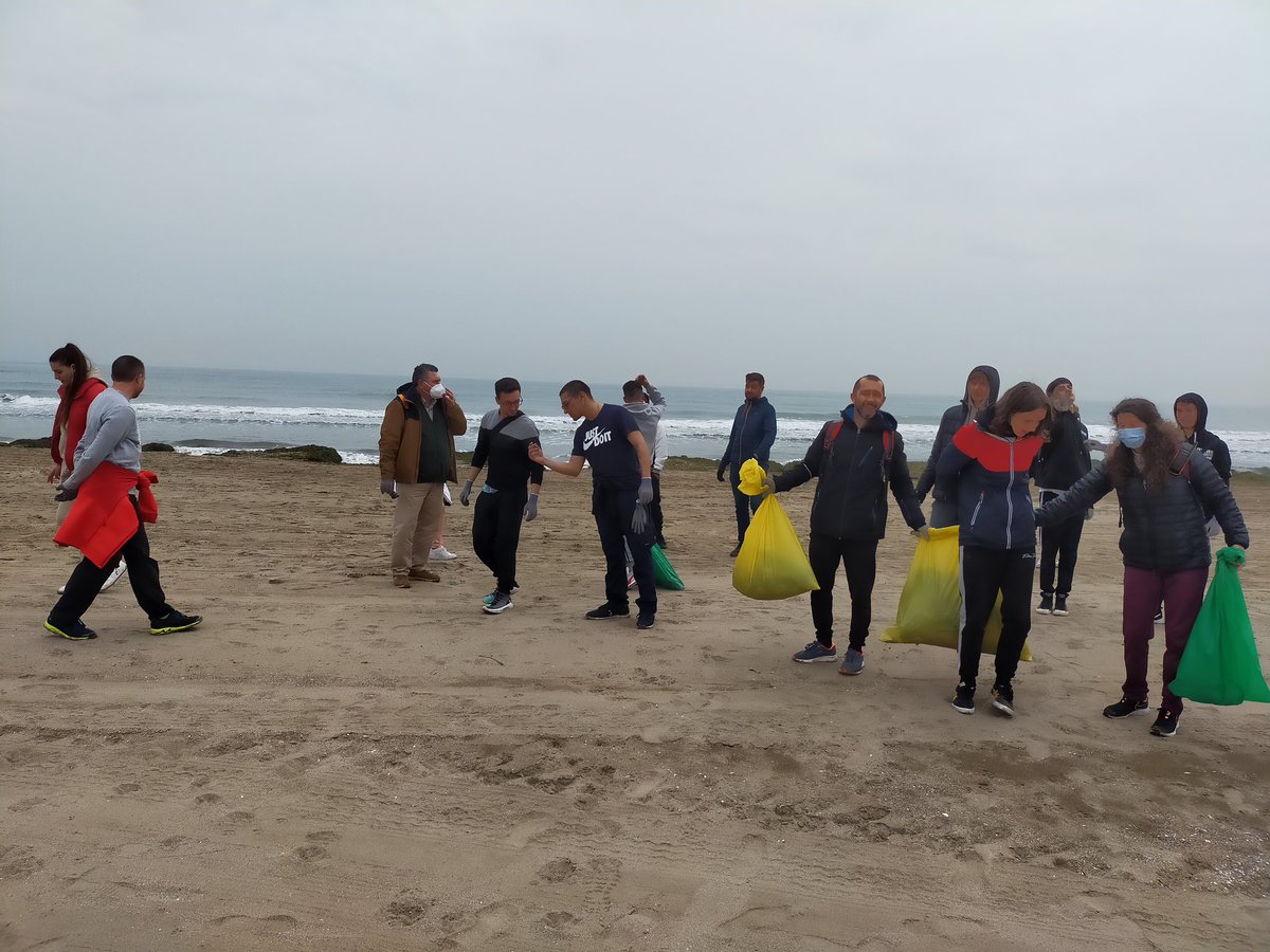 escuelassj's tweet photo. #FemEscola

#JornadesIgnasianes 
#JornadasIgnacianas 

#FP recogida de residuos en la playa, acompañados por los voluntarios de @BIOagradables , gracias x facilitarnos esta actividad!
Cuidando de la #CasaComún

#laudatoSi
#BecauseThereIsNoPlanetB

#Ignatius500
#SemanaIgnaciana https://t.co/aTIwnMGtlW
