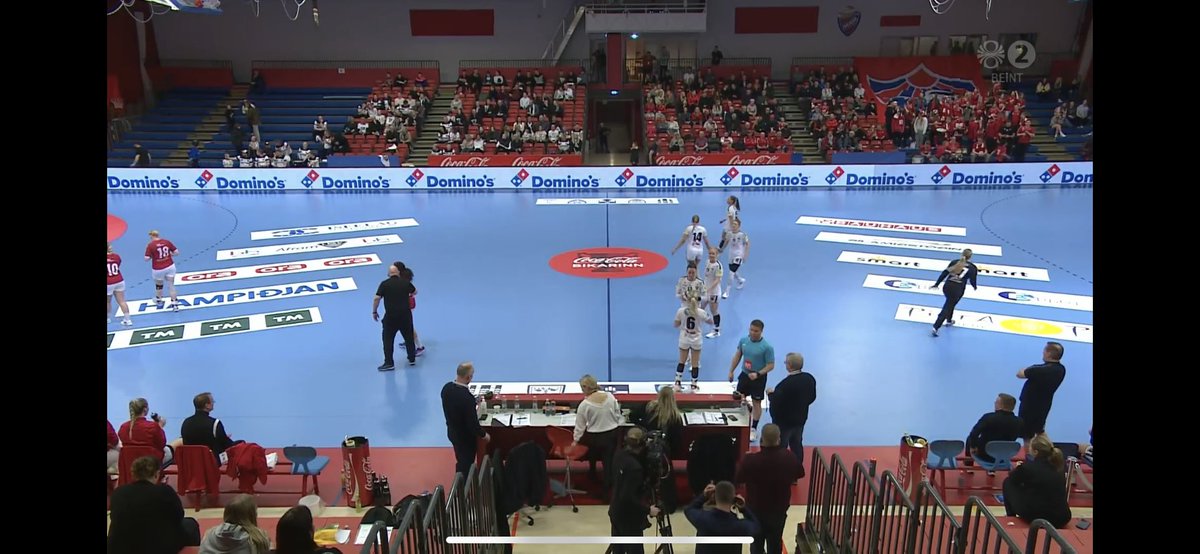 Úff vandræðalegt fyrir önnur félög. Betur mætt á leik í 3.flokki hjá Haukum heldur en í undan úrslitum hjá meistaraflokki #handbolti