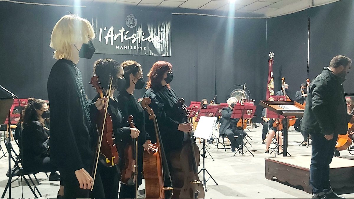 CsManises's tweet photo. Magnífico concierto de la Orquesta Sinfónica de la @ArtManisense con la presentación de los nuevos músicos de 2020 y 2021 y que debido a la pandemia del #COVID19 y al mal tiempo se ha tenido que suspender y aplazar varias veces.
#CsConLaCultura
#CsConManises https://t.co/KE8wQuGOos
