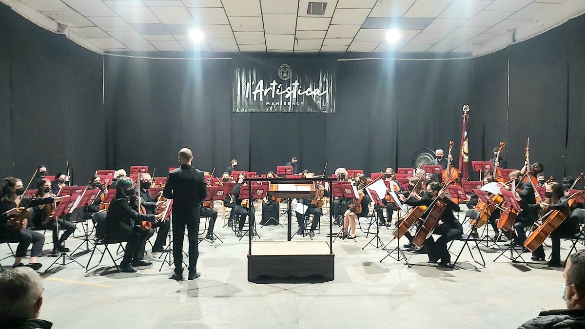 CsManises's tweet photo. Magnífico concierto de la Orquesta Sinfónica de la @ArtManisense con la presentación de los nuevos músicos de 2020 y 2021 y que debido a la pandemia del #COVID19 y al mal tiempo se ha tenido que suspender y aplazar varias veces.
#CsConLaCultura
#CsConManises https://t.co/KE8wQuGOos