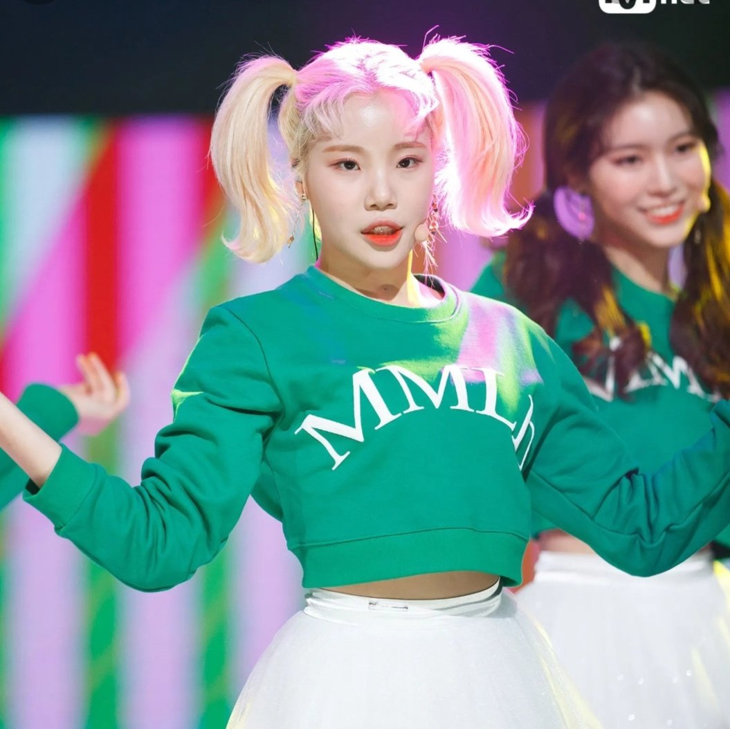 Justice4Van's tweet photo. The way these idols have gotten hate cause their face expressions are "too much", when the reality is some other idols are just boring https://t.co/Uhgjn50k8s