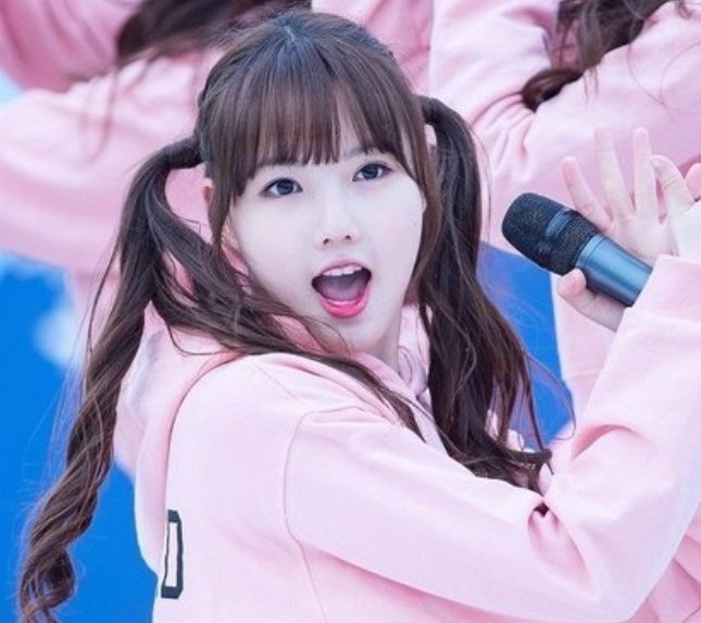 Justice4Van's tweet photo. The way these idols have gotten hate cause their face expressions are "too much", when the reality is some other idols are just boring https://t.co/Uhgjn50k8s