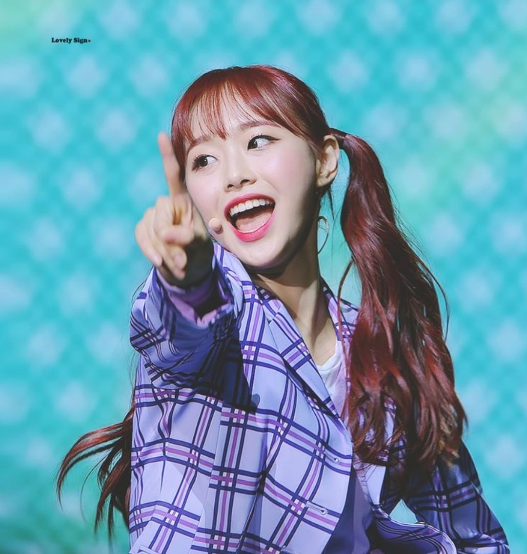 Justice4Van's tweet photo. The way these idols have gotten hate cause their face expressions are "too much", when the reality is some other idols are just boring https://t.co/Uhgjn50k8s