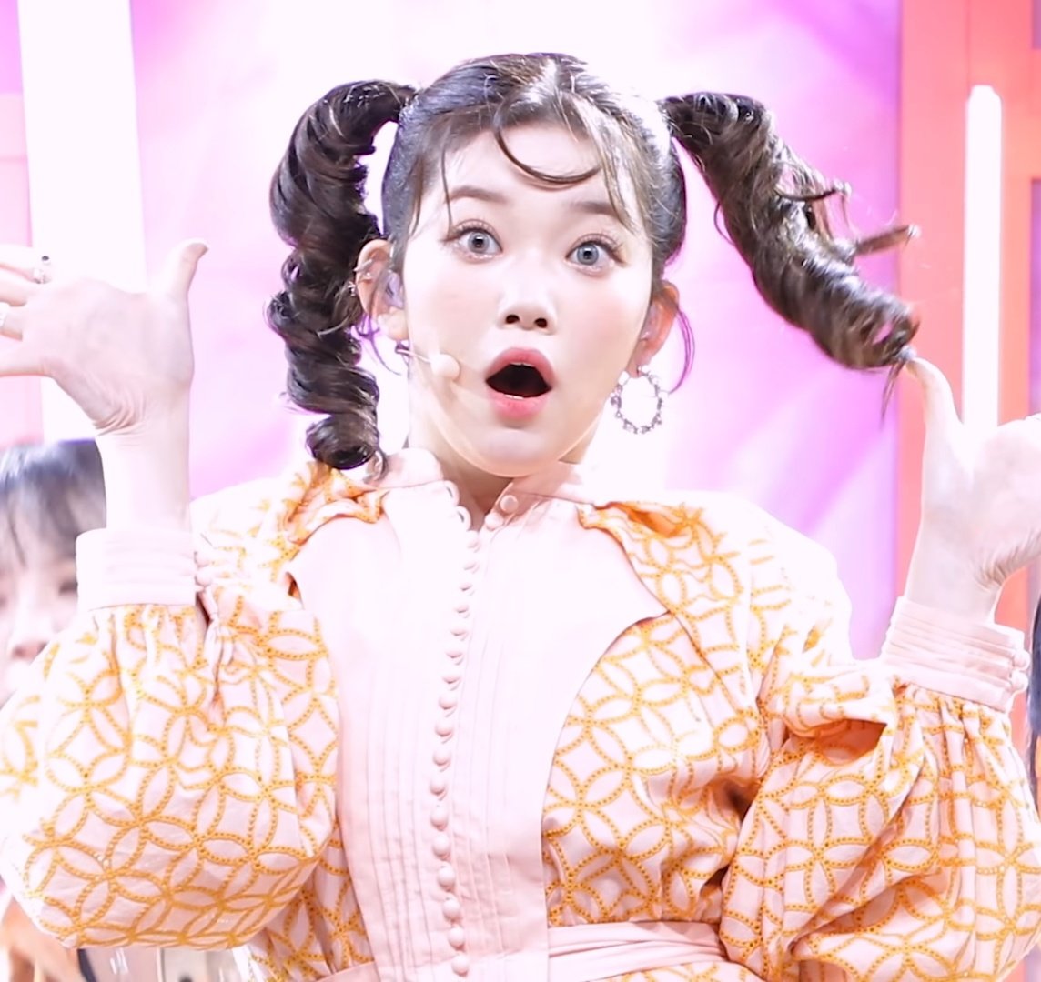 Justice4Van's tweet photo. The way these idols have gotten hate cause their face expressions are "too much", when the reality is some other idols are just boring https://t.co/Uhgjn50k8s