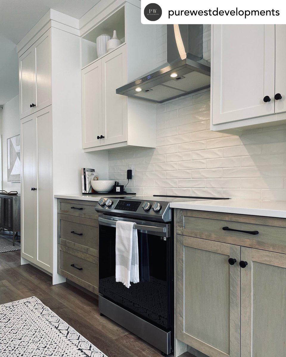 JadeStoneLtd's tweet photo. This kitchen gives off all the right vibes. Clean, new and beautiful 😍 

Material: True White

#quartzcountertops #newbuild #kitchenrenovation #itsagreatdayforcountertops https://t.co/Ehya1T4D9R