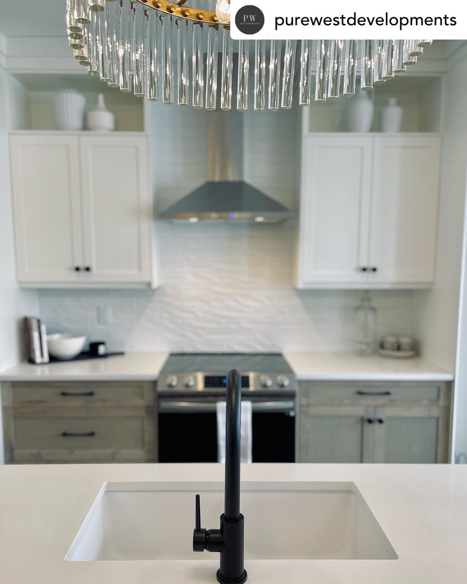 JadeStoneLtd's tweet photo. This kitchen gives off all the right vibes. Clean, new and beautiful 😍 

Material: True White

#quartzcountertops #newbuild #kitchenrenovation #itsagreatdayforcountertops https://t.co/Ehya1T4D9R