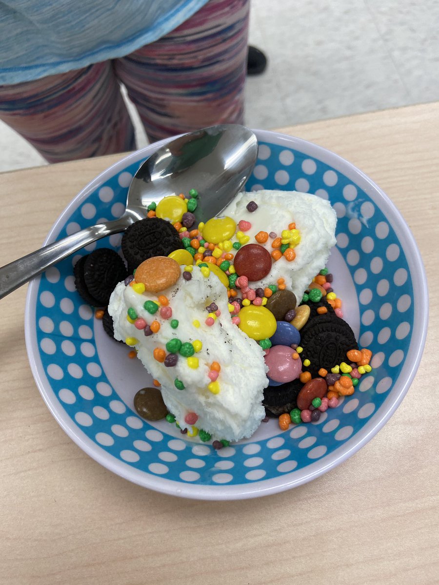 MrsVecchio's tweet photo. Congratulations to our most recent Empower Reading graduates! We are so proud of you! What a delicious way to celebrate your accomplishments 😋 @hillsideTwolves @PeelSchools https://t.co/BtU6fVcVIh