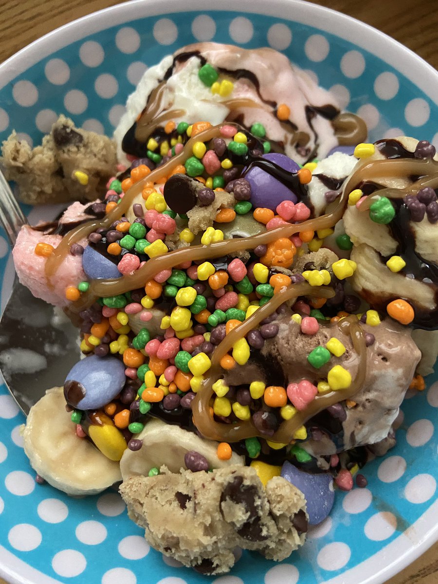 MrsVecchio's tweet photo. Congratulations to our most recent Empower Reading graduates! We are so proud of you! What a delicious way to celebrate your accomplishments 😋 @hillsideTwolves @PeelSchools https://t.co/BtU6fVcVIh