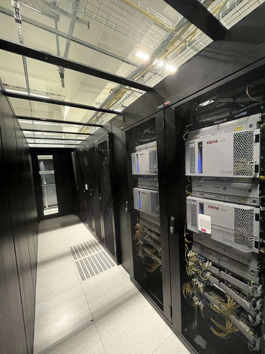 geoffroyboulard's tweet photo. #DataCenter Visite de #PAR7 d’@Interxion_FR, hub leader en matière de conception, de construction, d’exploitation et de gestion de data centers depuis plus de 10 ans grâce sa connectivité adaptée avec @Fabrice_Coquio et une délégation d’élus @GrandParisMGP dont @BAILLYDominique https://t.co/ELxOb8PiFA