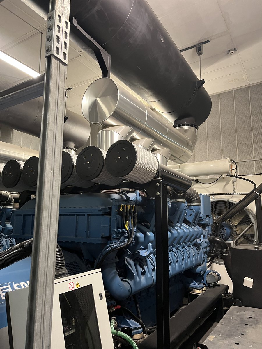 geoffroyboulard's tweet photo. #DataCenter Visite de #PAR7 d’@Interxion_FR, hub leader en matière de conception, de construction, d’exploitation et de gestion de data centers depuis plus de 10 ans grâce sa connectivité adaptée avec @Fabrice_Coquio et une délégation d’élus @GrandParisMGP dont @BAILLYDominique https://t.co/ELxOb8PiFA