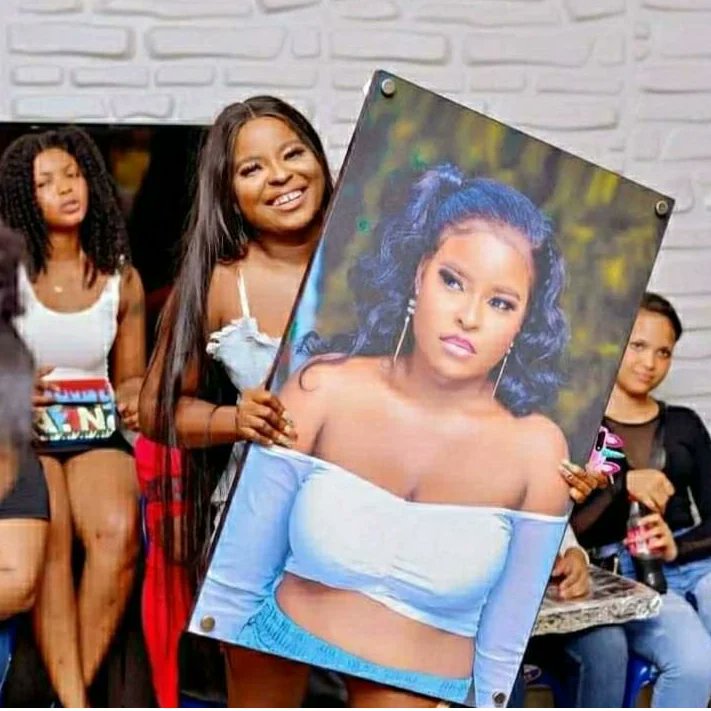 MWallframes's tweet image. When it comes  to Framing pictures Mahmood interiors is one of the best, do you that pic that you cherished or you wanna surprise someone. Reach to us now 08130792333 
16" by 24-#12,000 (picture in display) 
20" by 24-# 14,000
20" by 30-#17,000
24" by 36 -22,000