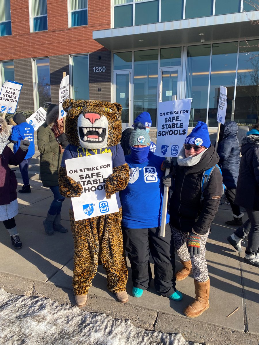MFELocal59's tweet photo. Our educators held the line on this very chilly Friday! We're still fighting and won't stop fighting for the safe and stable schools our students deserve! #MFT4Kids (pictured - Nellie Stone Johnson, Hmong Int'l Academy, Burroughs) https://t.co/0SuDiCWiFm