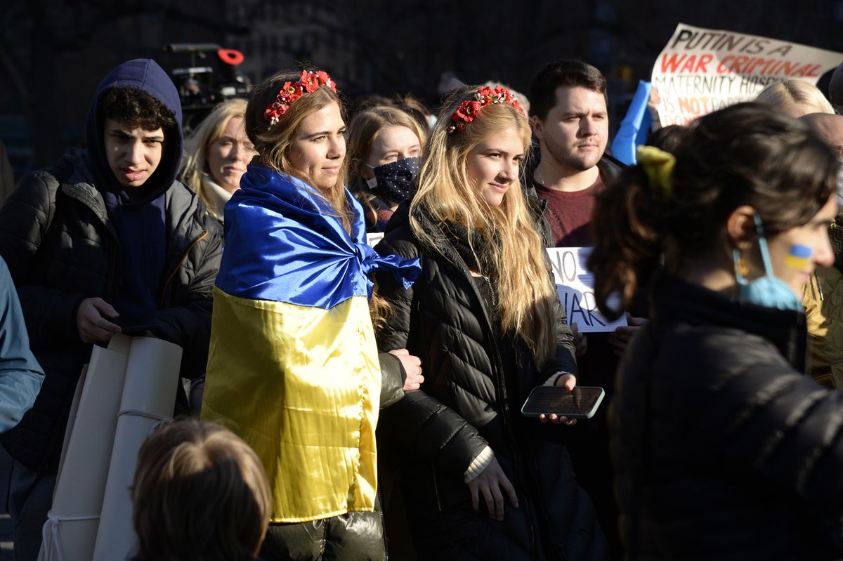 SiegelNYDN's tweet photo. Scenes from the Students for Ukraine rally in 
@UnionSquareNY on Friday afternoon. @Ukraine
 #Ukraine #StudentsforUkraine  For licensing: @reduxpictures https://t.co/XJJCTGWO0N
