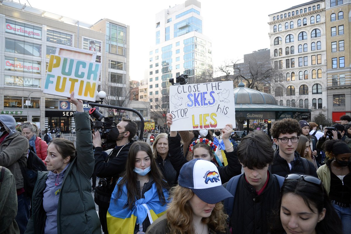 SiegelNYDN's tweet photo. Scenes from the Students for Ukraine rally in 
@UnionSquareNY on Friday afternoon. @Ukraine
 #Ukraine #StudentsforUkraine  For licensing: @reduxpictures https://t.co/XJJCTGWO0N