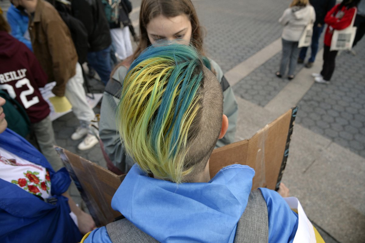 SiegelNYDN's tweet photo. Scenes from the Students for Ukraine rally in 
@UnionSquareNY on Friday afternoon. @Ukraine
 #Ukraine #StudentsforUkraine  For licensing: @reduxpictures https://t.co/XJJCTGWO0N