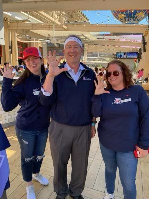 arizonaalumni's tweet photo. Wildcats in Vegas! Let's show @KerrKriisa and @ArizonaMBB some love at tonight's game. We're handing out white headbands outside the arena beginning at 5 p.m. Get yours!

#WearForKerr #BearDown https://t.co/lx5VGGkwsL