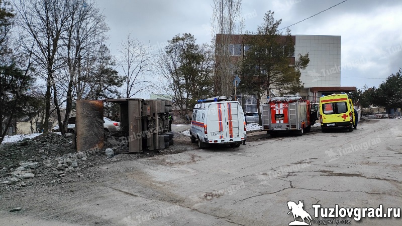 В Новочеркасске на перекрестке перевернулся грузовик, один человек пострадал
Выпавшим грузом также была повреждена легковушка.
tuzlovgrad.ru/news/V-Novoche…