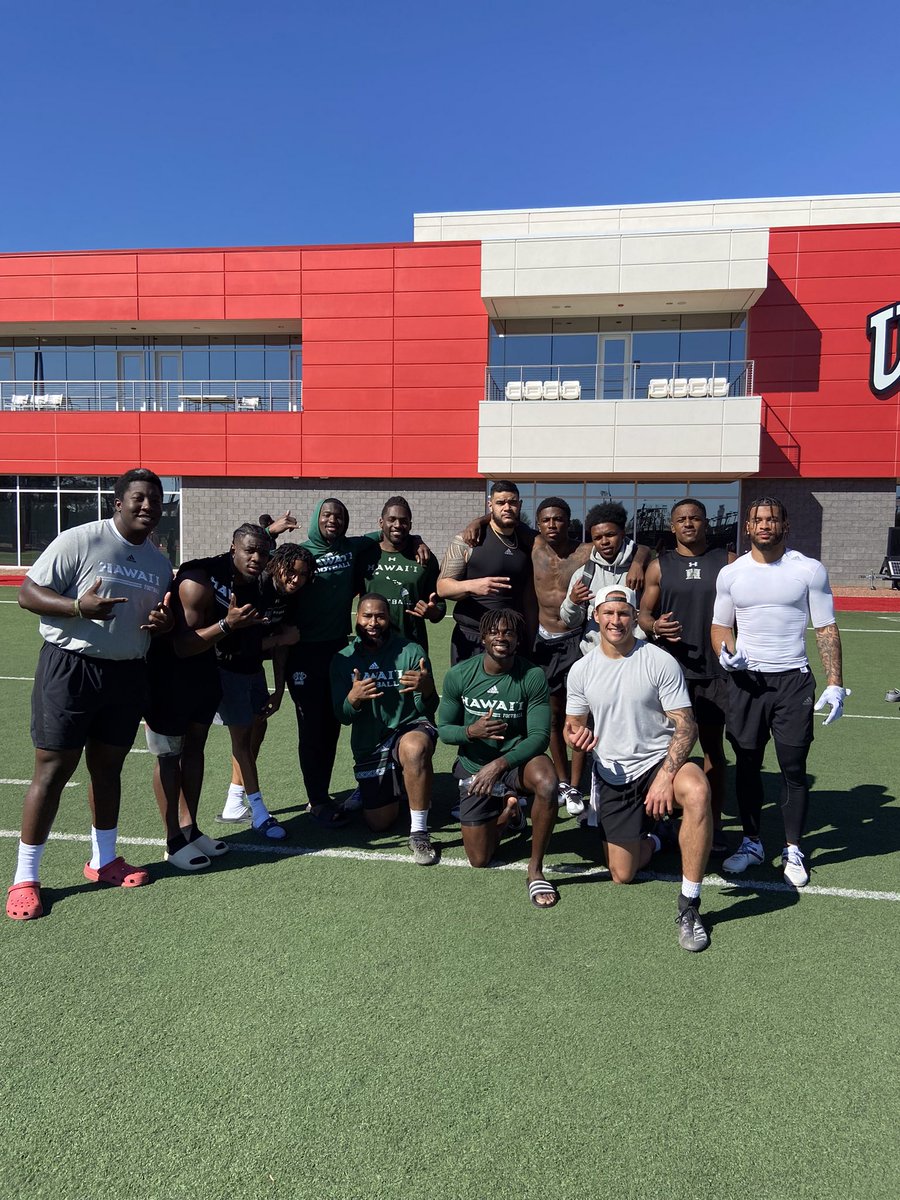 abe_elimimian's tweet photo. Hawaii Football represented today at NFL PRO Day. Calvin Turner 4.48 forty, 19 bench reps, 38.5 vert, 10’3 broad. Cortez Davis 15 bench reps looked smooth in drills. Jared Smart came out smoking in the 3 cone 6.95 with 36 vert. Scouts impressed by groups body of work! 👀🥇🏈 https://t.co/udq21IpCME