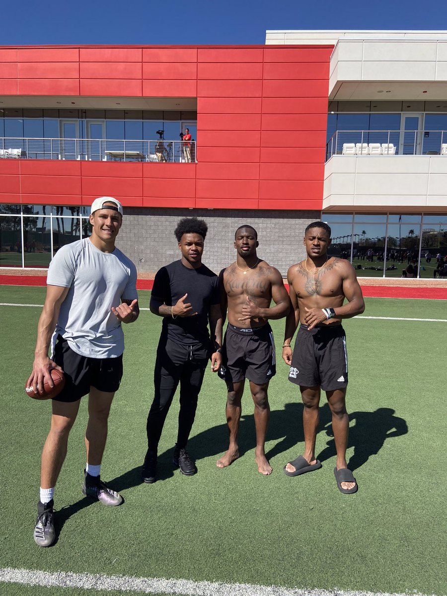 abe_elimimian's tweet photo. Hawaii Football represented today at NFL PRO Day. Calvin Turner 4.48 forty, 19 bench reps, 38.5 vert, 10’3 broad. Cortez Davis 15 bench reps looked smooth in drills. Jared Smart came out smoking in the 3 cone 6.95 with 36 vert. Scouts impressed by groups body of work! 👀🥇🏈 https://t.co/udq21IpCME