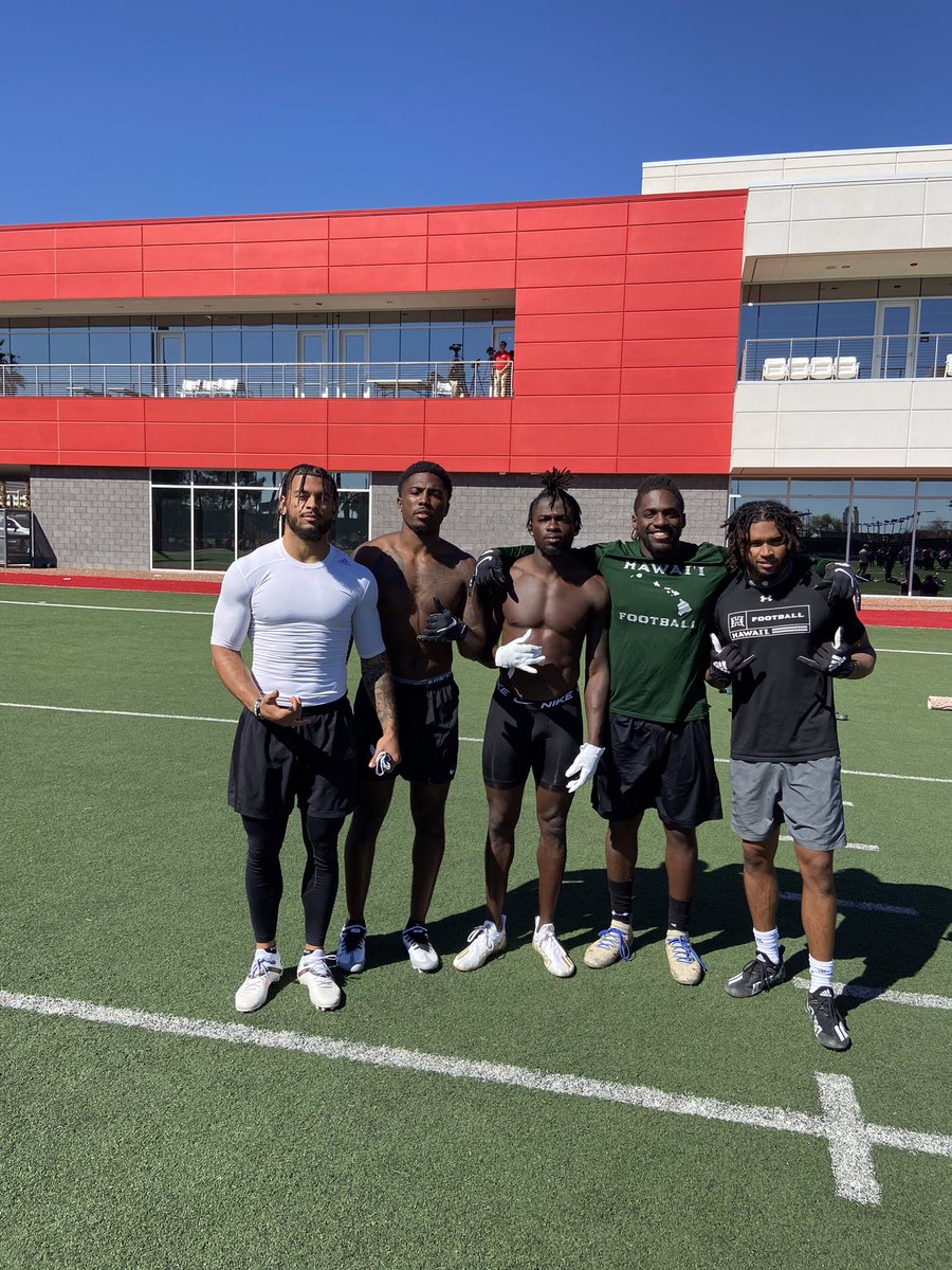 abe_elimimian's tweet photo. Hawaii Football represented today at NFL PRO Day. Calvin Turner 4.48 forty, 19 bench reps, 38.5 vert, 10’3 broad. Cortez Davis 15 bench reps looked smooth in drills. Jared Smart came out smoking in the 3 cone 6.95 with 36 vert. Scouts impressed by groups body of work! 👀🥇🏈 https://t.co/udq21IpCME