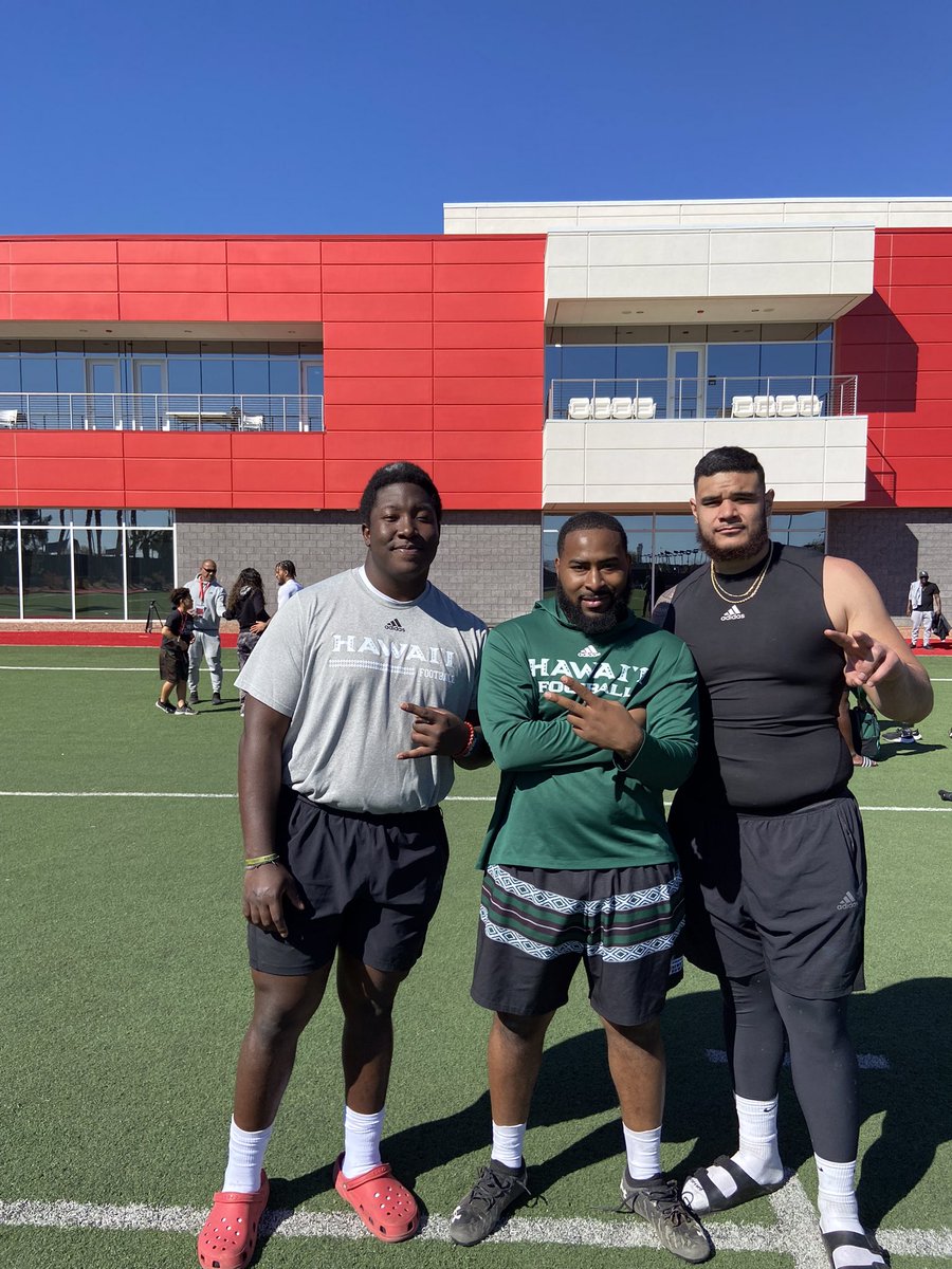 abe_elimimian's tweet photo. Hawaii Football represented today at NFL PRO Day. Calvin Turner 4.48 forty, 19 bench reps, 38.5 vert, 10’3 broad. Cortez Davis 15 bench reps looked smooth in drills. Jared Smart came out smoking in the 3 cone 6.95 with 36 vert. Scouts impressed by groups body of work! 👀🥇🏈 https://t.co/udq21IpCME