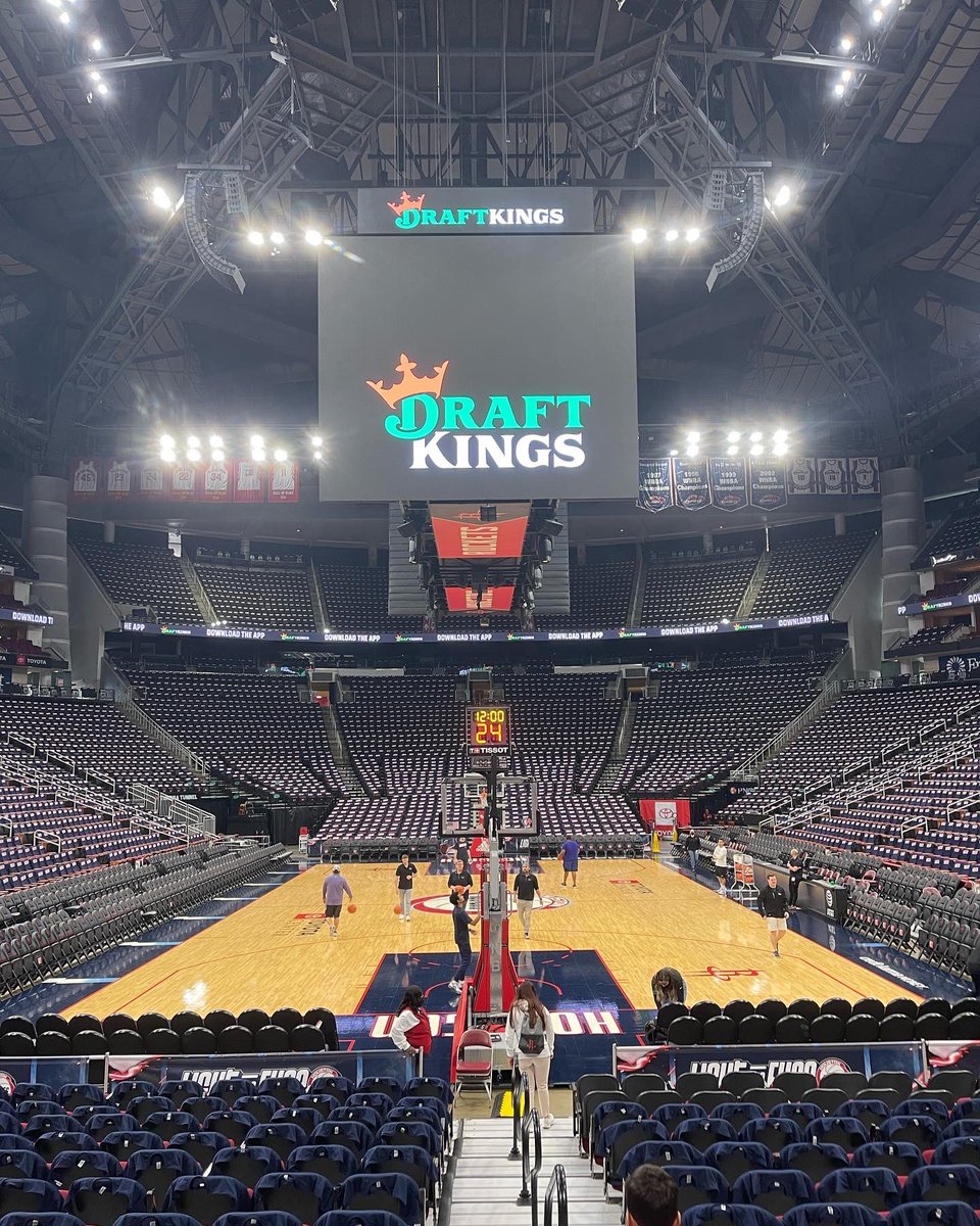 Rod125's tweet image. Thanks @DraftKings for the basketball camp and letting us shoot the ball on the @HoustonRockets court. Amazing experience