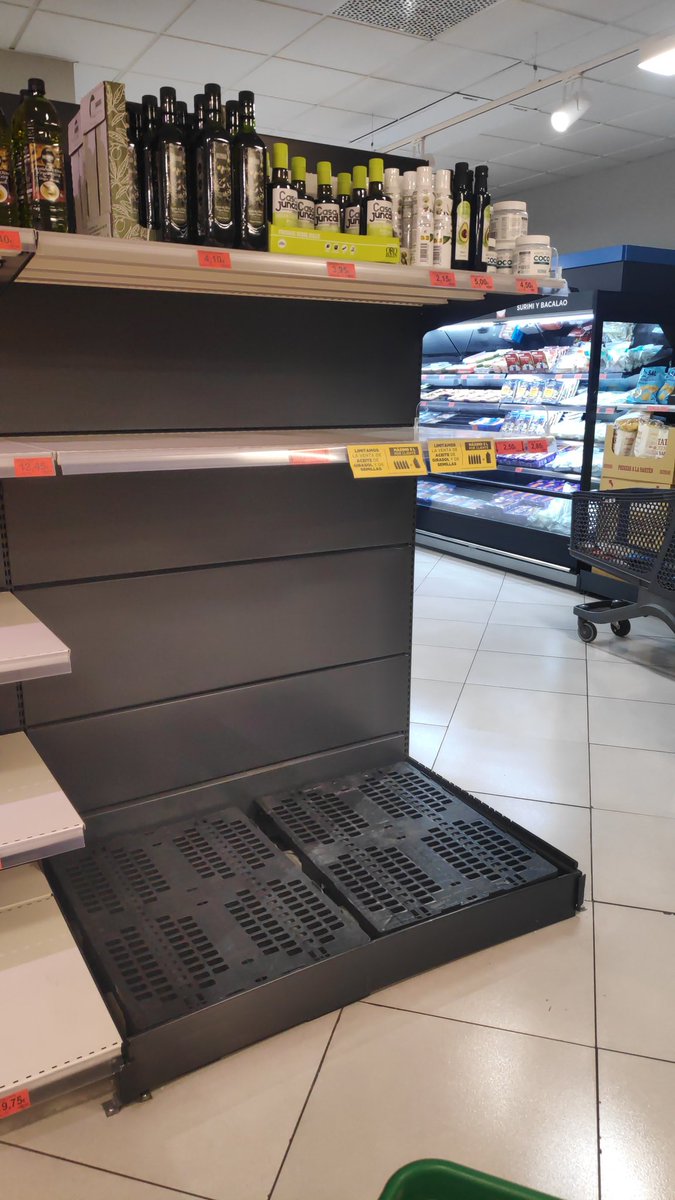 _PiLuKa_'s tweet photo. Mercadona Alcantarilla (Murcia).

La gente ha entendido mal lo de bañarse en aceite para que todo les resbale.

SE OS VA.

Y #mercadona subiendo los precios así como quien no quiere la cosa. https://t.co/AquCEMRRJR