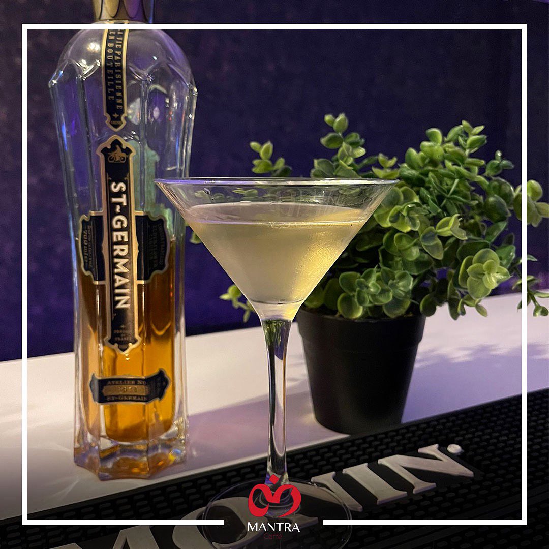 MantraCaffe's tweet photo. Cocoflower 🥥🌸 
@StGermainDrinks ✨#bar #club #lisboa #cocktail https://t.co/53K2T3CO1J