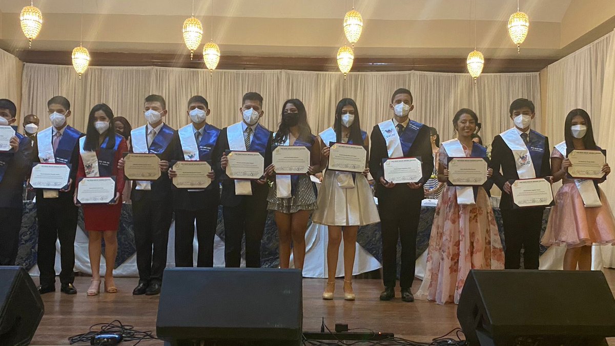venalfine's tweet photo. #Loja Alumnos de la Cuadragésima Primera Promoción que reciben sus Certificados de Proficiencia en el Idioma Inglés. https://t.co/TN8i3AaukH