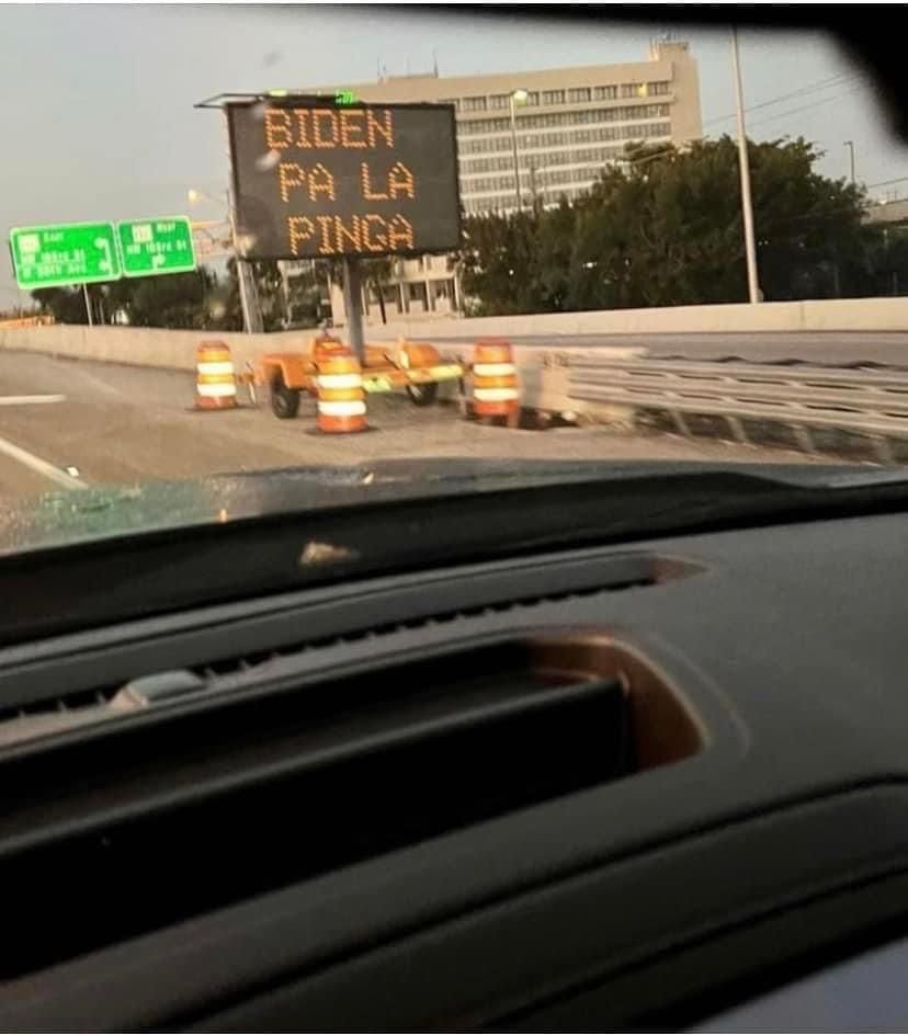 frnssca1's tweet photo. Mucho amor de los cubanos a Biden en Miami. https://t.co/v8tFtP4Ifq