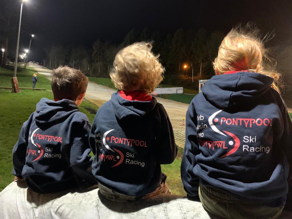 PontypoolSki's tweet photo. Little PSR, brand repping in their matching hoodies 😍
#teamPSR
#pontypool
#miniminis https://t.co/DwapY8VOzt