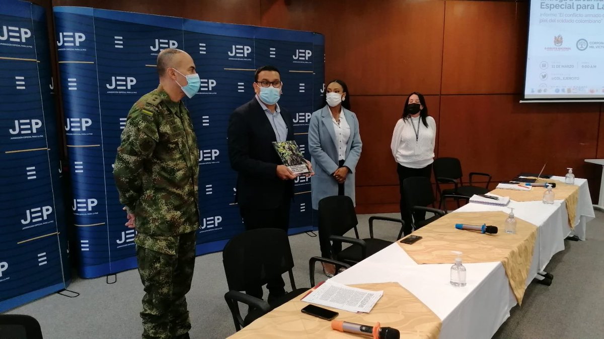 JEP_Colombia's tweet photo. La Corporación Mil Víctimas, en compañía del Ejército Nacional, entregó a la Sala de Reconocimiento el informe 'El conflicto armado desde la piel del soldado colombiano', que recoge testimonios de violaciones a los derechos humanos sufridas por militares.

#ParticipaEnLaJEP https://t.co/TBZIAvbgP7