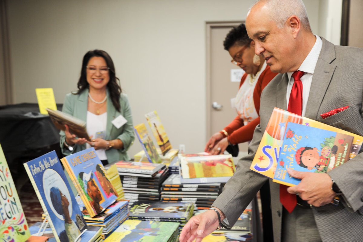 RedlandsUSD's tweet photo. District teachers, librarians, and staff attend the 25th annual @HuckFestival at @UofRedlands. This 2-day event is filled with guest speakers and breakout sessions focused on children's literature. @RedlandsUSDSupt welcome attendees and shared his love of reading. #WeAreRedlands https://t.co/FEsNfa83qe
