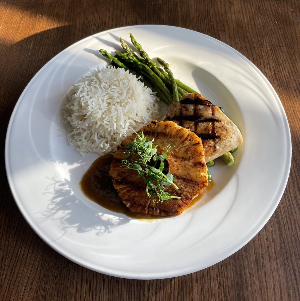 TheToastedFrog's tweet photo. 6-7oz of Fresh New Zealand blue nose snapper, grilled to a medium, served with a roasted poblano sauce and a grilled chili powder dusted pineapple slice. #fishfriday #toastedfrog https://t.co/RPohJB3LAM