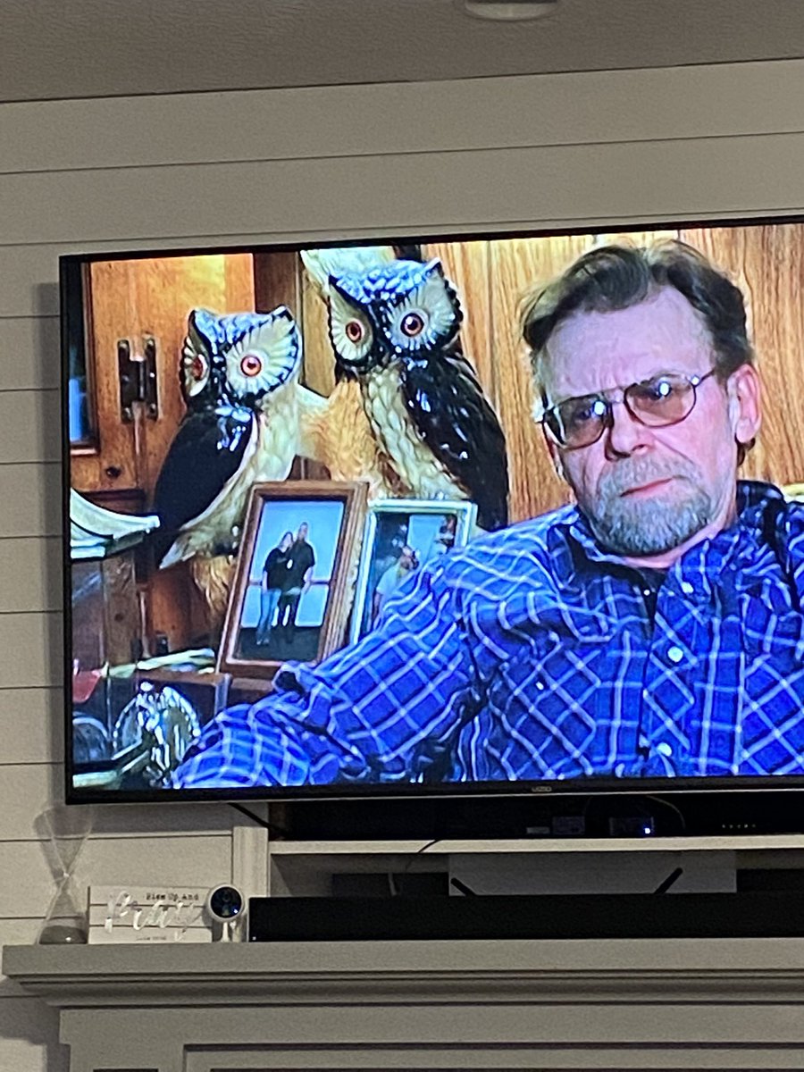 ThadDHicks's tweet photo. We have the same lamp as the Avery family from “Making a Murderer.” Are we rednecks? @netflix #MakingaMurderer @mhsjacob https://t.co/wjOdFFoWuw