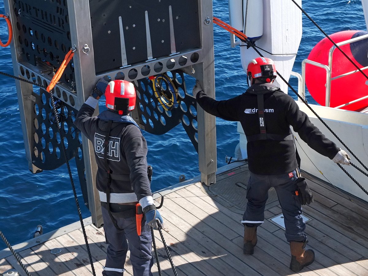 VaheTer's tweet photo. Réalisée à bord de l’#AlfredMerlin, le navire du @Drassm_Culture, l’opération a fait intervenir les #Rov « Hilarion » et « « Arthur » ainsi qu’un « Garage » connecté au robot. Un zodiac et des plongeurs ont été mobilisés. #robotics #mer #science #archeologie  @lirmm_ @cnrs [2/9] https://t.co/L5qQaM4DAY